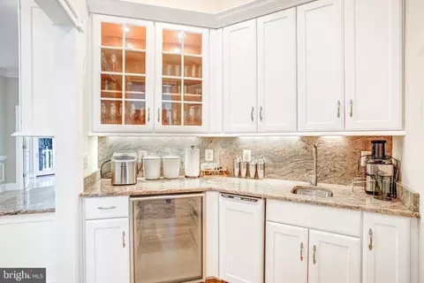 Kitchen - 7024 Green Oak Dr, Mclean, VA 22101 photo 8 of 14