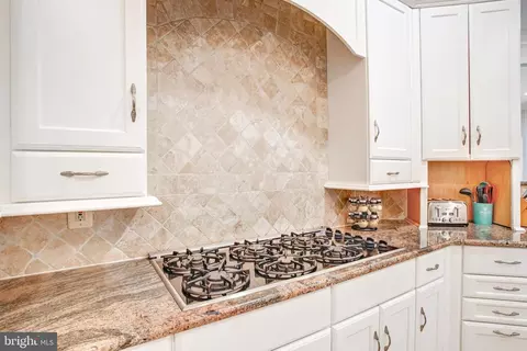 Kitchen - 7024 Green Oak Dr, Mclean, VA 22101 photo 4 of 14
