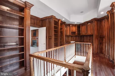 Entry Way - 7024 Green Oak Dr, Mclean, VA 22101 photo 14 of 19