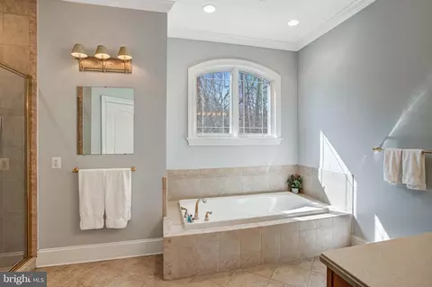 Bath - 7024 Green Oak Dr, Mclean, VA 22101 photo 2 of 17