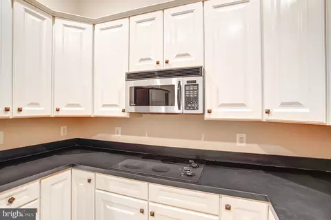Kitchen - 7024 Green Oak Dr, Mclean, VA 22101 photo 12 of 14
