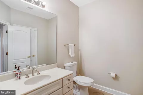 Bath - 7024 Green Oak Dr, Mclean, VA 22101 photo 16 of 17