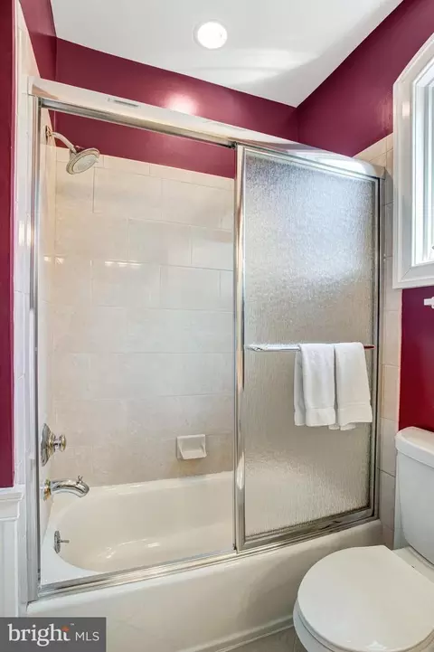 Bath - 7024 Green Oak Dr, Mclean, VA 22101 photo 12 of 17