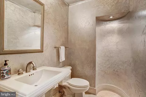 Bath - 7024 Green Oak Dr, Mclean, VA 22101 photo 1 of 17