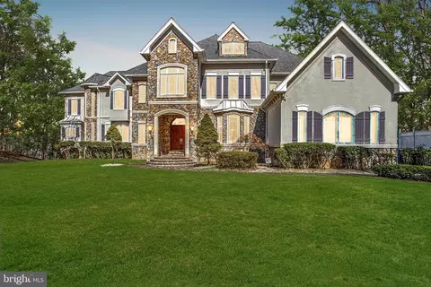 Exterior - 7024 Green Oak Dr, Mclean, VA 22101 photo 6 of 7