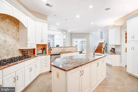 Kitchen - 7024 Green Oak Dr, Mclean, VA 22101 photo 5 of 14