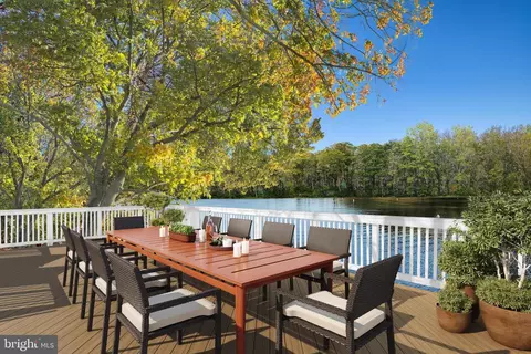 Exterior - 7024 Green Oak Dr, Mclean, VA 22101 photo 3 of 7
