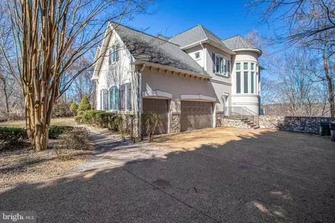 Exterior - 7024 Green Oak Dr, Mclean, VA 22101 photo 5 of 7