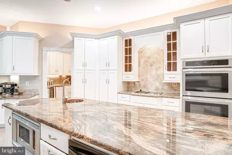 Kitchen - 7024 Green Oak Dr, Mclean, VA 22101 photo 3 of 14