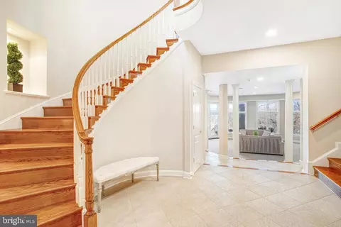 Entry Way - 7024 Green Oak Dr, Mclean, VA 22101 photo 17 of 19