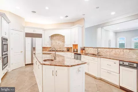 Kitchen - 7024 Green Oak Dr, Mclean, VA 22101 photo 6 of 14