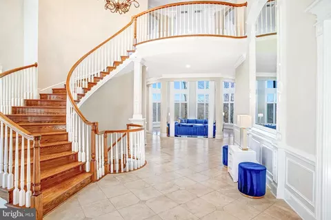 Entry Way - 7024 Green Oak Dr, Mclean, VA 22101 photo 3 of 19