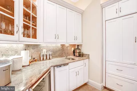 Kitchen - 7024 Green Oak Dr, Mclean, VA 22101 photo 7 of 14