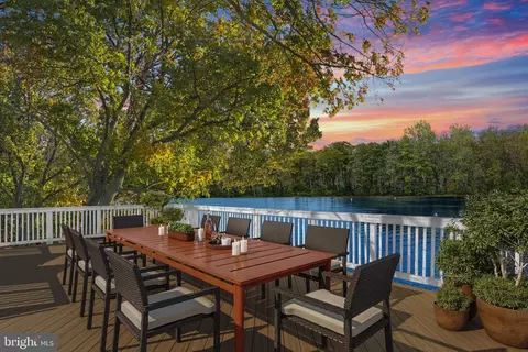 Exterior - 7024 Green Oak Dr, Mclean, VA 22101 photo 7 of 7