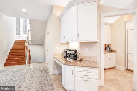 Entry Way - 7024 Green Oak Dr, Mclean, VA 22101 photo 6 of 19