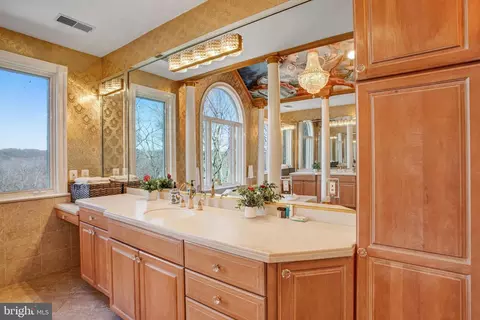 Bath - 7024 Green Oak Dr, Mclean, VA 22101 photo 9 of 17
