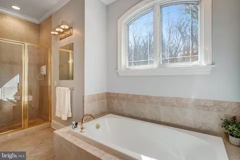 Bath - 7024 Green Oak Dr, Mclean, VA 22101 photo 5 of 17