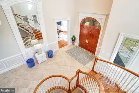 Entry Way - 7024 Green Oak Dr, Mclean, VA 22101 photo 11 of 19