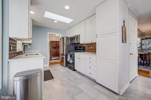 Kitchen - 12132 Stirrup Rd, Reston, VA 20191 photo 3 of 4