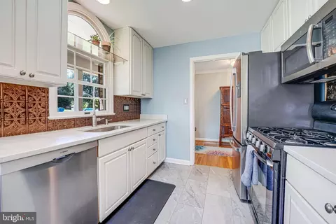 Kitchen - 12132 Stirrup Rd, Reston, VA 20191 photo 4 of 4