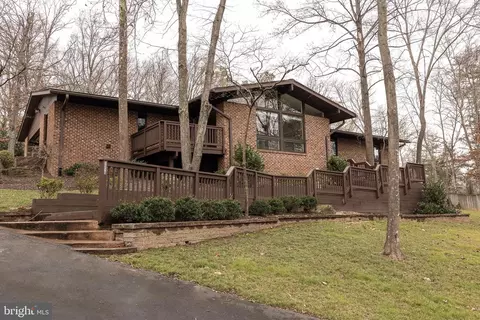 1310 Westhills Ln, Reston, VA 20190