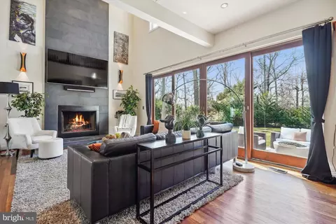 1212 Shenandoah Rd, Alexandria, VA 22308