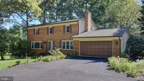 5901 Boothe Dr, Burke, VA 22015