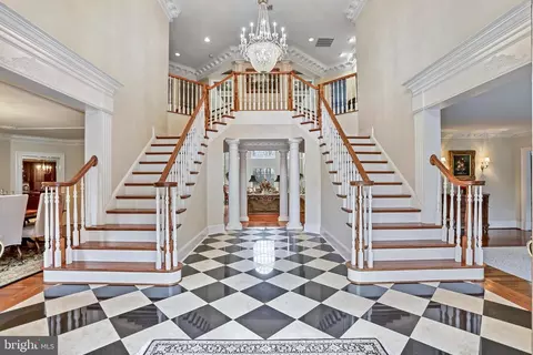 8896 Olson Ct, Mclean, VA 22102 photo 2