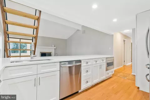 10328 Eclipse Ln, Great Falls, VA 22066 photo 9