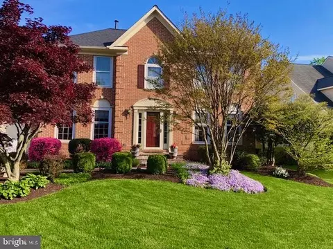 8527 Silverview Dr, Lorton, VA 22079
