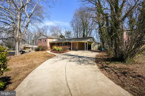 8812 Side Saddle Rd, Springfield, VA 22152