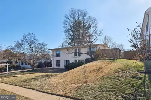 6707 Old Chesterbrook Rd, Mclean, VA 22101 photo 2