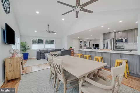 6812 Beechview Dr, Falls Church, VA 22042