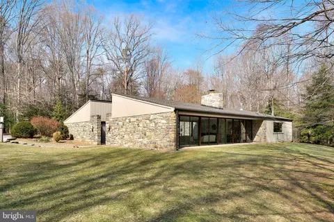 9504 Watts Rd, Great Falls, VA 22066