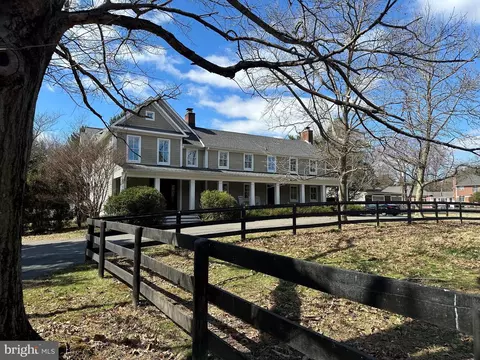 428 Walker Rd, Great Falls, VA 22066