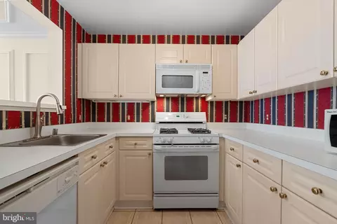 Kitchen - 1625 International Dr #TH-2, Mclean, VA 22102 photo 2 of 3