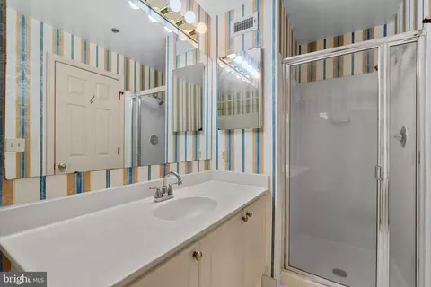 Bath - 1625 International Dr #TH-2, Mclean, VA 22102 photo 3 of 3