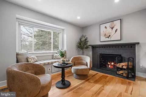 1952 Weybridge Ln, Reston, VA 20191 photo 4