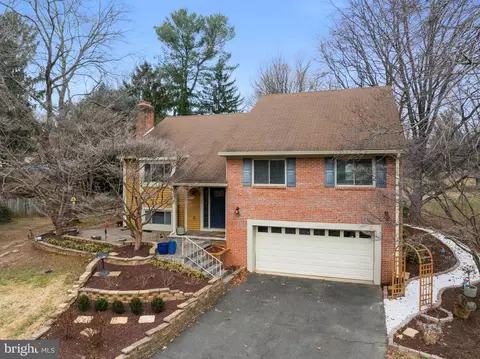1952 Weybridge Ln, Reston, VA 20191 photo 3