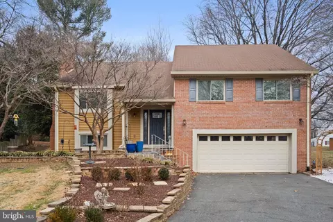 1952 Weybridge Ln, Reston, VA 20191 photo 2