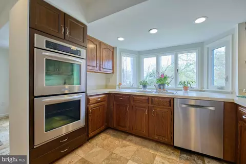 Kitchen - 7844 Vervain Ct, Springfield, VA 22152 photo 3 of 4