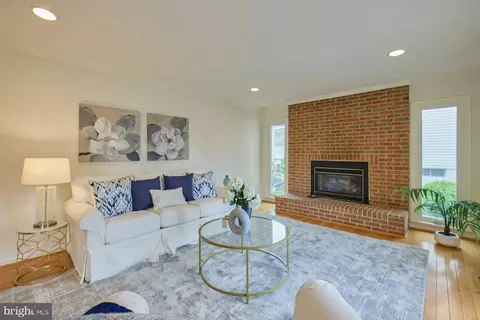 Living - 7844 Vervain Ct, Springfield, VA 22152 photo 2 of 9