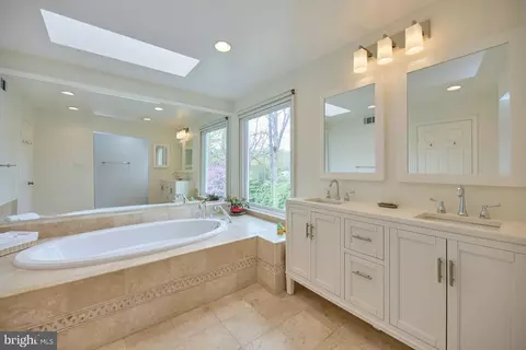 Bath - 7844 Vervain Ct, Springfield, VA 22152 photo 2 of 6