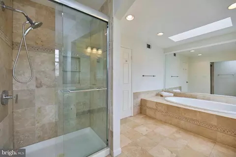 Bath - 7844 Vervain Ct, Springfield, VA 22152 photo 4 of 6