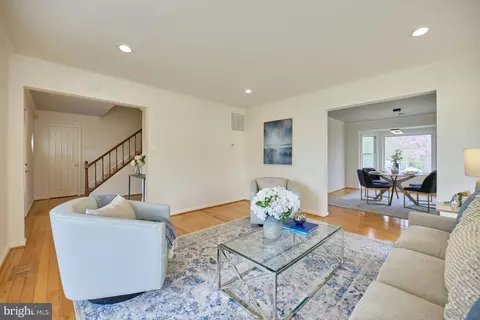 Living - 7844 Vervain Ct, Springfield, VA 22152 photo 4 of 9