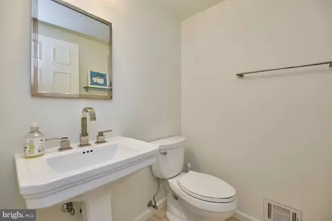 Bath - 7844 Vervain Ct, Springfield, VA 22152 photo 1 of 6