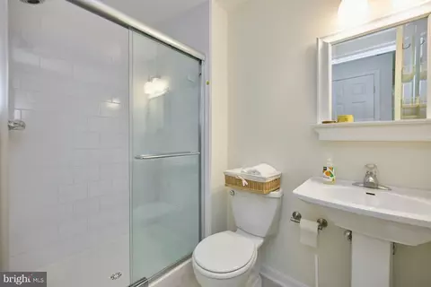 Bath - 7844 Vervain Ct, Springfield, VA 22152 photo 6 of 6