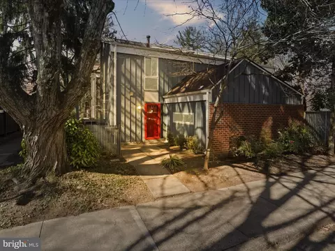 11517 Links Dr, Reston, VA 20190 photo 2