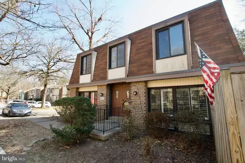 6012 Forrest Hollow Ln, Springfield, VA 22152