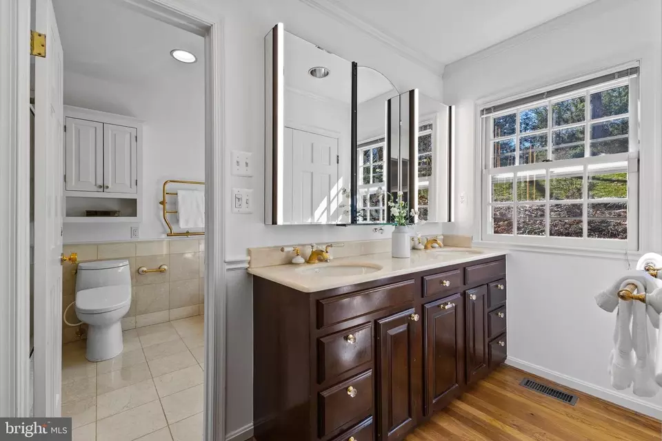 Bath - 7621 Leith Pl, Alexandria, VA 22307 photo 2 of 5